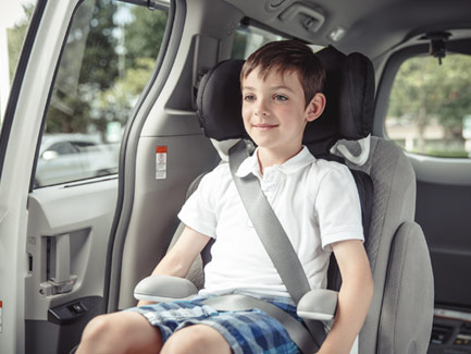 childs sit in car